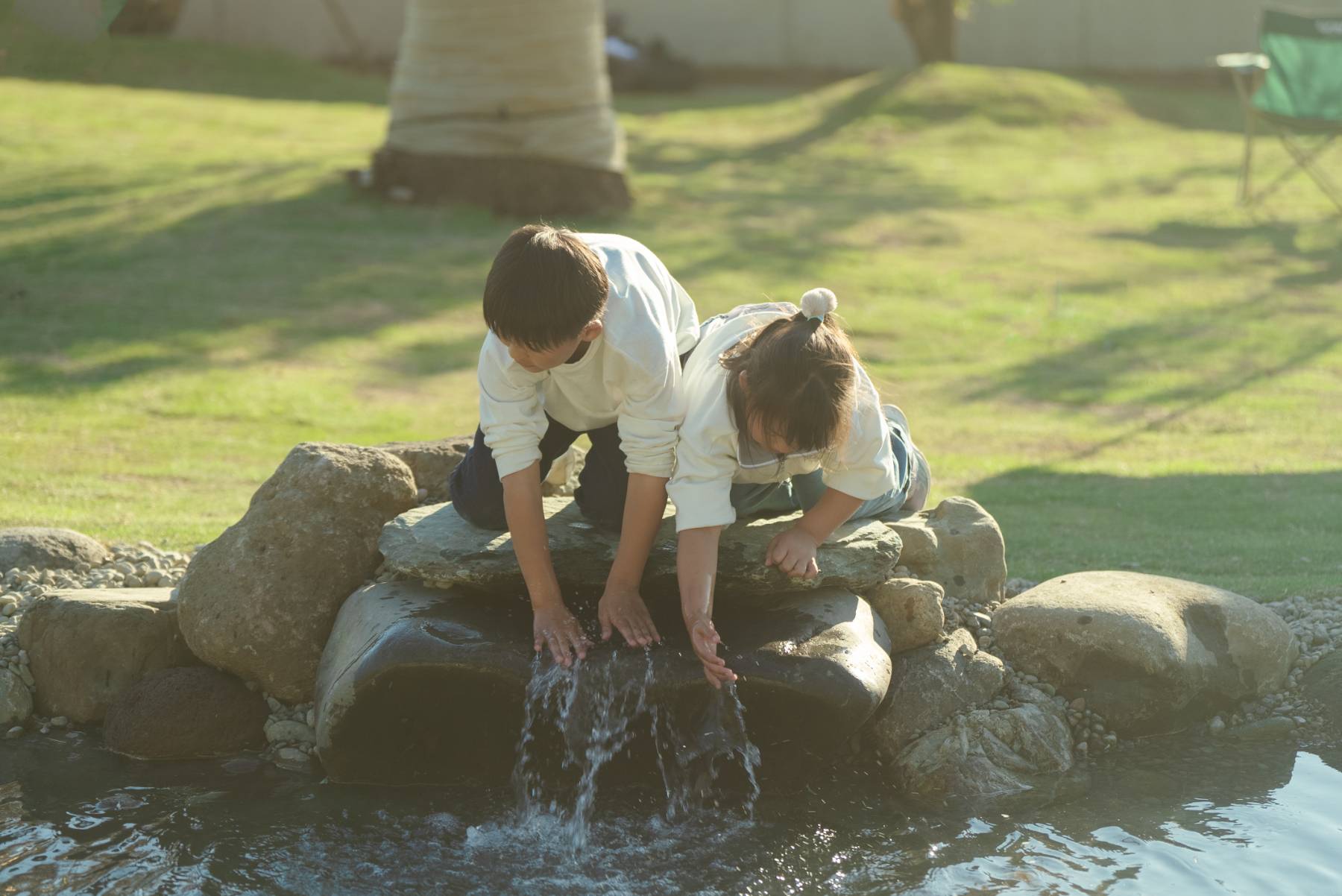 水辺で遊ぶ子どもたち